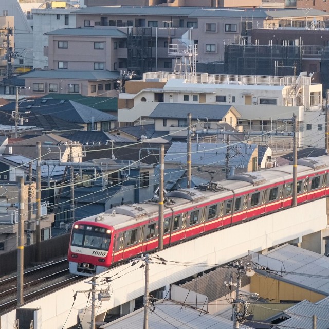 上大岡の市街地をバックに走る電車※画像はイメージです（y.tanaka/stock.adobe.com）
