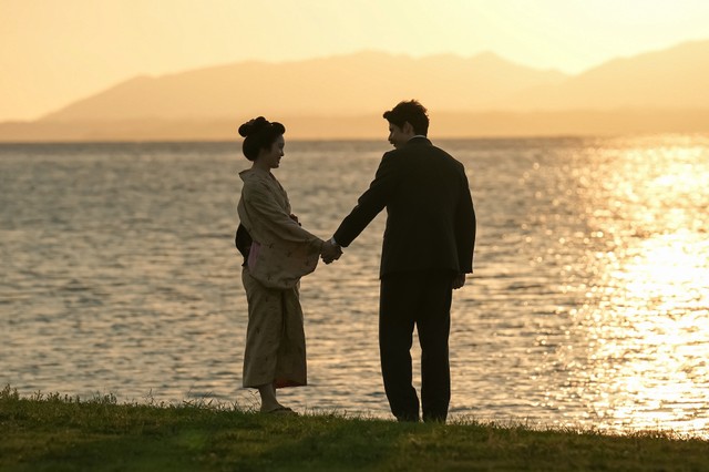 2025年のラストシーン。宍道湖のほとりを手をつないで歩くトキとヘブン　(C)NHK