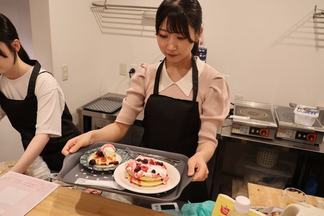 人気のパンケーキとワッフルを提供する学生