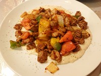 「王様のお気に入り」と呼ばれる、焼きナスのピューレの上に羊肉と野菜のソテーをのせた料理。ピューレと肉、野菜を絡めると、他にはない豊かで高貴な味わいが広がる。