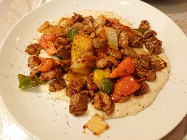 「王様のお気に入り」と呼ばれる、焼きナスのピューレの上に羊肉と野菜のソテーをのせた料理。ピューレと肉、野菜を絡めると、他にはない豊かで高貴な味わいが広がる。