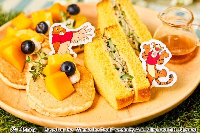 中段の「森の仲間たちのティーパーティー<Tigger & Owl>」。ミニパンケーキとサンドイッチを楽しめます