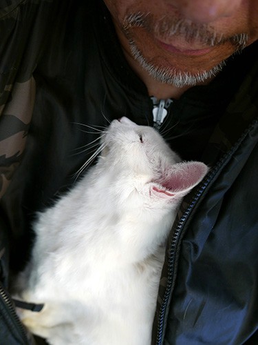 胸元でシロをあたためた太田さん「シロ、シロ」介護の時も、加藤さんの口真似をして名を呼んでいたという　扶桑社/(C)太田康介