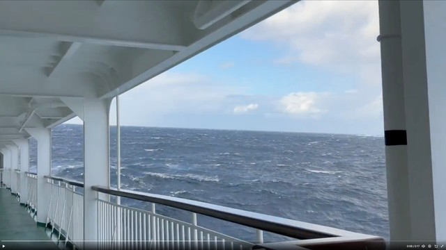 荒れた波を力強く進む「おがさわら丸」（画像提供：白衣鉄道さん）