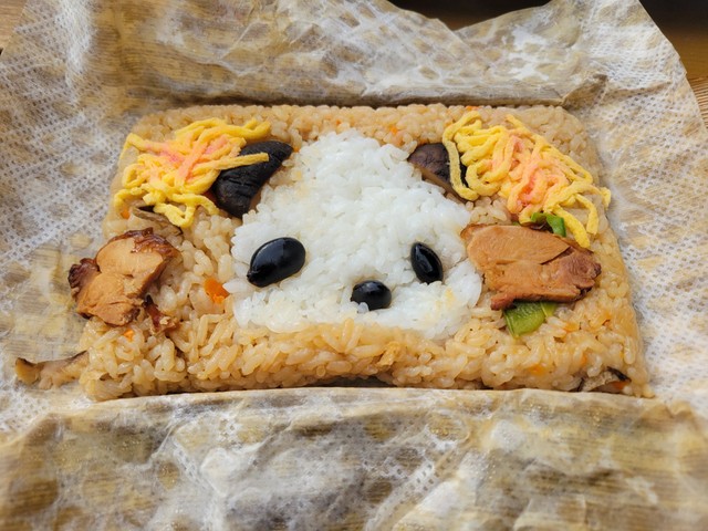 竹皮の包みを開けると、可愛らしいパンダが出現。味も腹持ちも満足／しえろさん（@heijitsubijutsu）提供