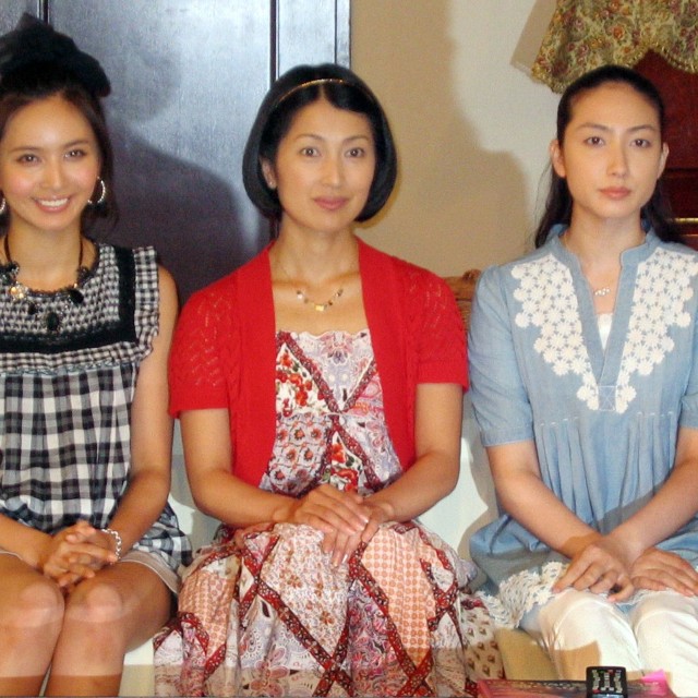 三姉妹を演じた（左から）加藤夏希、鶴田真由、香椎由宇＝2010年
