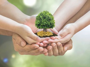 遺言で財産をもらった場合の相続税　相続人以外の人に贈る場合の注意点も解説