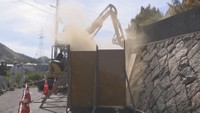 解体される門