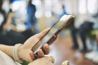 「突然、電車で突き飛ばされた」泣きながら母親に電話をしていきたという娘さん（photoACより「photoB」さん撮影、イメージ画像）