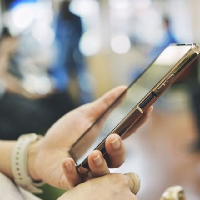 「突然、電車で突き飛ばされた」泣きながら母親に電話をしていきたという娘さん（photoACより「photoB」さん撮影、イメージ画像）