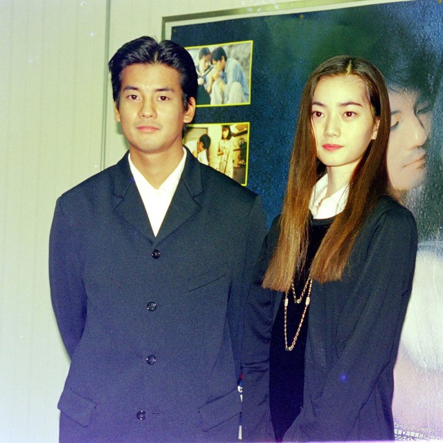 唐沢寿明（左）と遠山景織子＝1993年