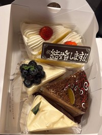 「祝 結婚します!!」のプレートが添えられたサプライズケーキ／ゆんさん（@yun.life.log）提供