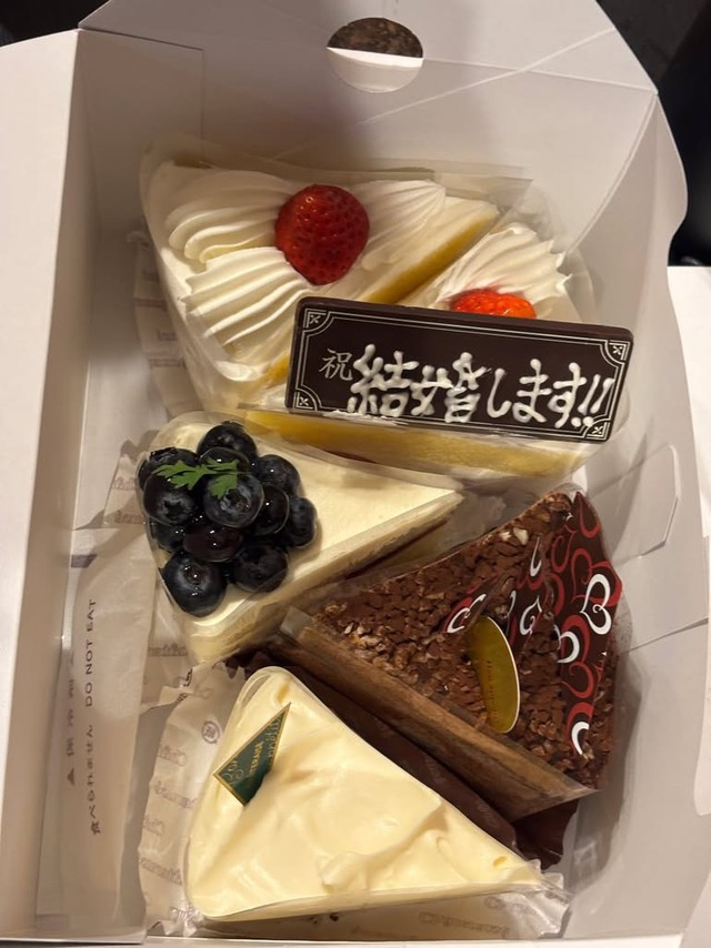 「祝 結婚します!!」のプレートが添えられたサプライズケーキ／ゆんさん（@yun.life.log）提供