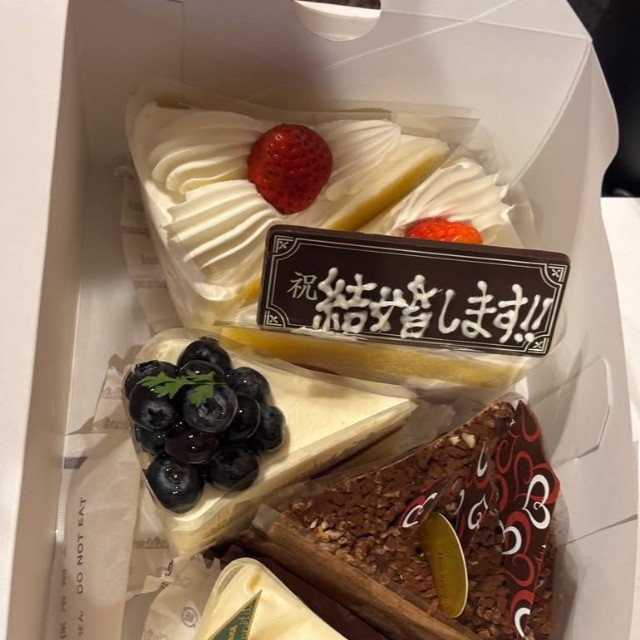 「祝 結婚します!!」のプレートが添えられたサプライズケーキ／ゆんさん（@yun.life.log）提供