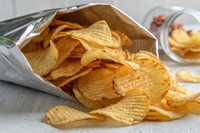 食べかけの袋菓子、輪ゴムでとめると開けづらい※画像はAIが作成したイメージです（mangolovemom/stock.adobe.com）