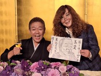 メッセージを添えた自筆の似顔絵を玉袋筋太郎（左）に贈るタブレット純＝東京・明治記念館