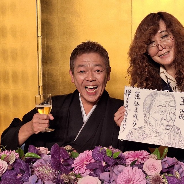 メッセージを添えた自筆の似顔絵を玉袋筋太郎（左）に贈るタブレット純＝東京・明治記念館