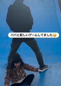 三つ子ちゃん考案、パパの足をくぐるゲーム！（提供：＠_325_clover_さん）
