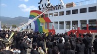島を離れる先生を港で見送り　フェリーに紙テープ…エールを送る　香川・小豆島