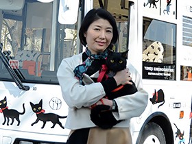 降車ボタン押すと「ニャ～」 美術館の看板猫がバスに