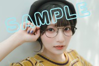 『青木陽菜フォトブック Nostalgia』アニメイト特典複製サイン&コメント入りブロマイド2種（ランダム）