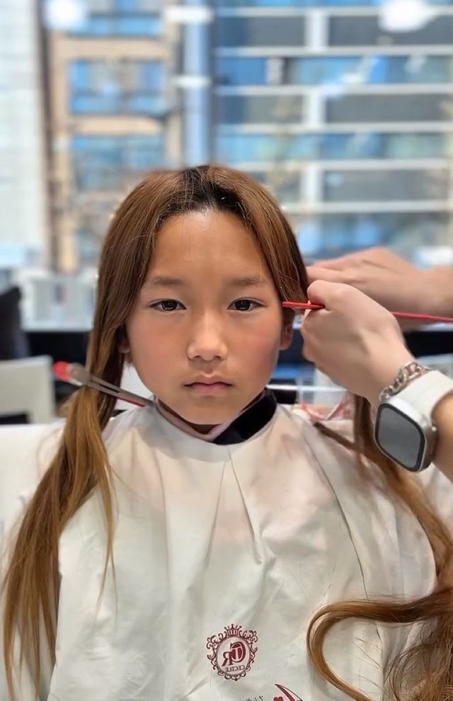 サイドの髪をまとめ、ハサミを入れる準備。真剣な眼差しが続きます／横井拓徹さん（@yokkoi_beautician）提供