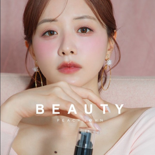 PEACH JOHN BEAUTYとのコラボ商品を発表した森香澄