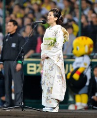 国家独唱するティーナ・カリーナ＝2014年