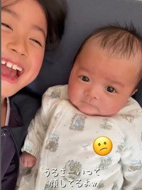 あすなちゃんの泣き声に驚き、泣き止むゆう君（提供：＠ennmoo1208さん）
