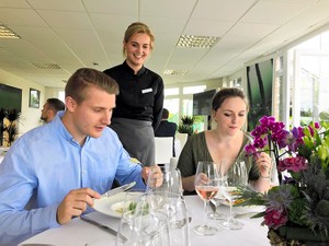 大切な商談はテニスの聖地で　広がる「スポーツホスピタリティー」