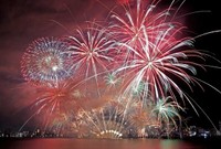 昨年のびわ湖大花火大会（２０２５年８月８日午後８時９分、大津市柳が崎・びわ湖大津館から）