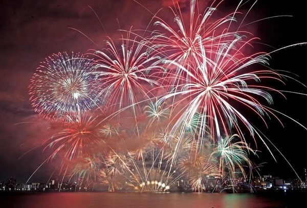 昨年のびわ湖大花火大会（２０２５年８月８日午後８時９分、大津市柳が崎・びわ湖大津館から）