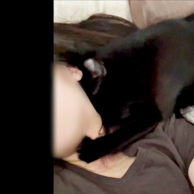 寝ぐせを作るのはママ限定！ 寝る前のルーティンになったすずりちゃん（画像提供：黒猫のすずりさん）