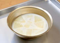 昭和２５年の献立。ミルク（脱脂粉乳）入りのみそ汁＝撮影・山本健太
