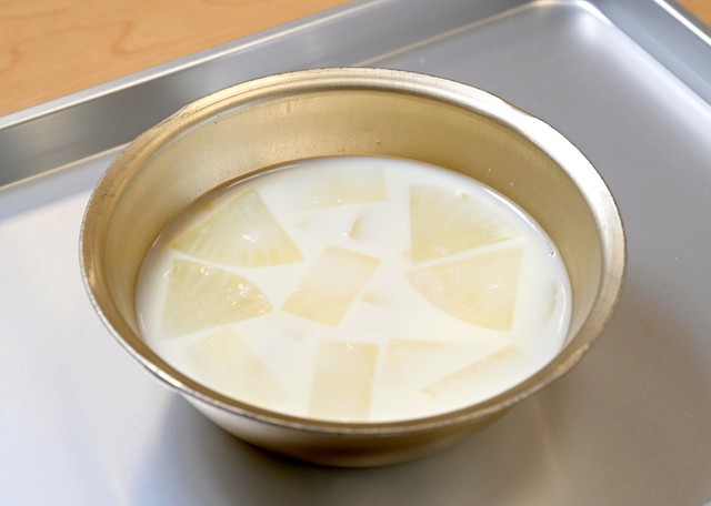 昭和２５年の献立。ミルク（脱脂粉乳）入りのみそ汁＝撮影・山本健太
