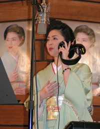 レコーディングする牧村三枝子＝2004年