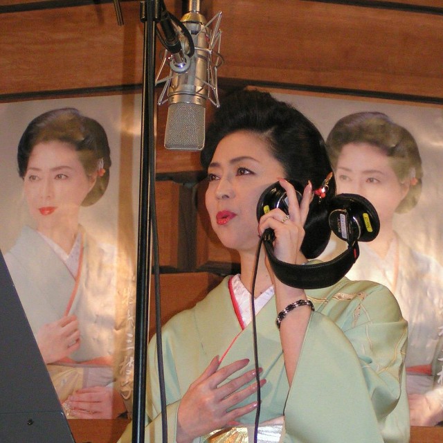 レコーディングする牧村三枝子＝2004年