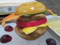 タンタンのためだけに作られた世界に一つだけの「タンバーガー」。食べてみたい、と願う人続出（王子動物園提供）