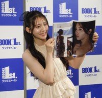 写真集発売イベントを行った宮原華音＝ブックファースト新宿店