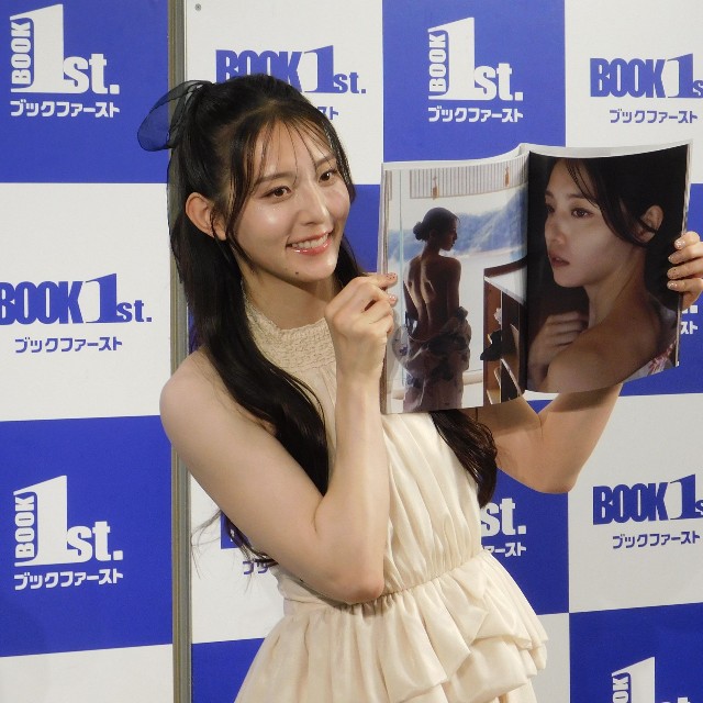 写真集発売イベントを行った宮原華音＝ブックファースト新宿店