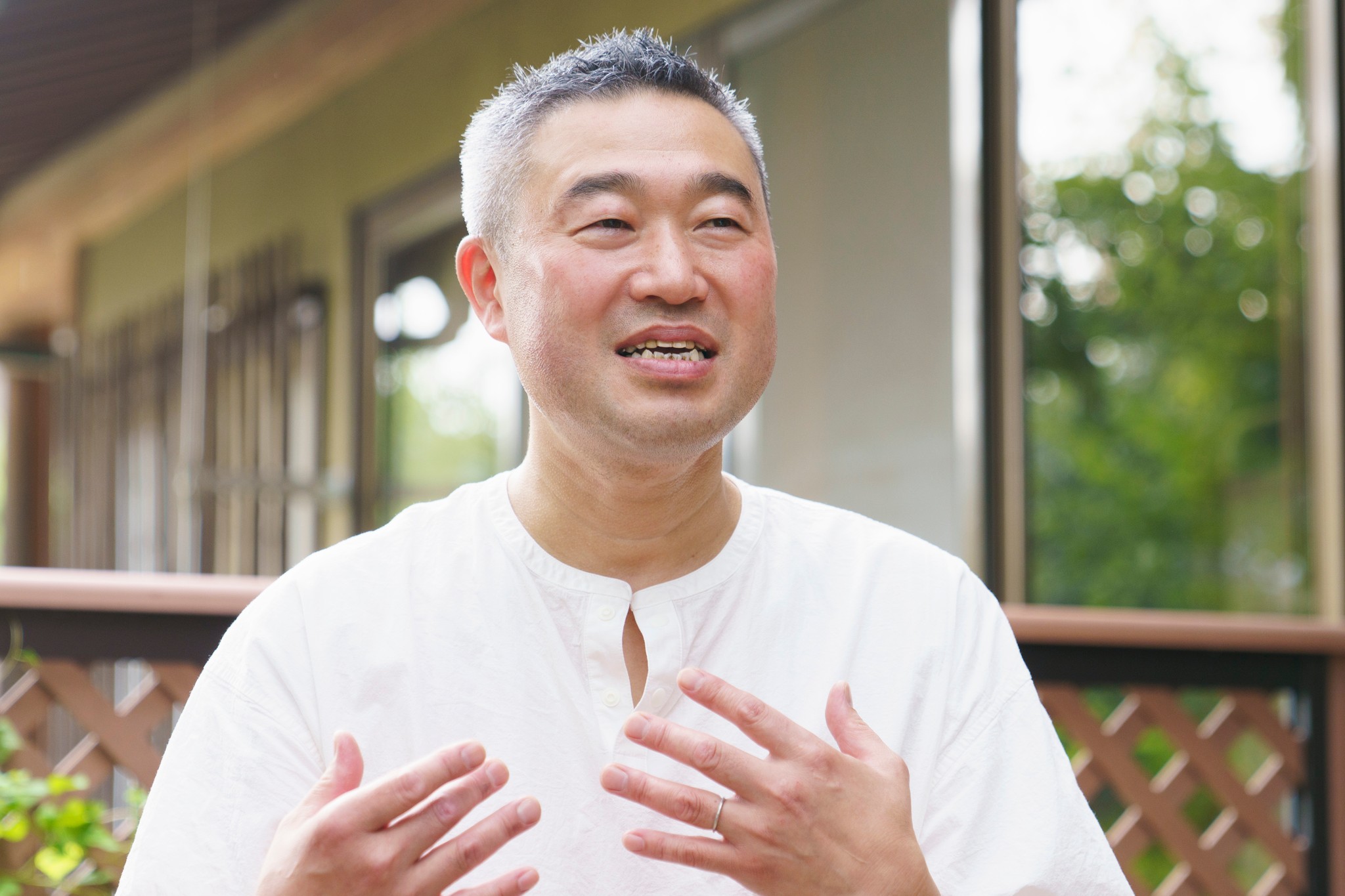 インタビューにこたえる松木信治さん①