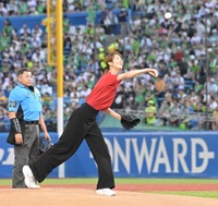 始球式を務めた木村沙織＝神宮