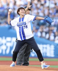 始球式に登場した杉山愛さん＝横浜スタジアム