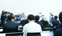 報道陣からフラッシュを浴びせられる山尾志桜里氏