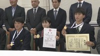 春の全国大会で優勝した香川県の高校生3人が教育長を表敬訪問