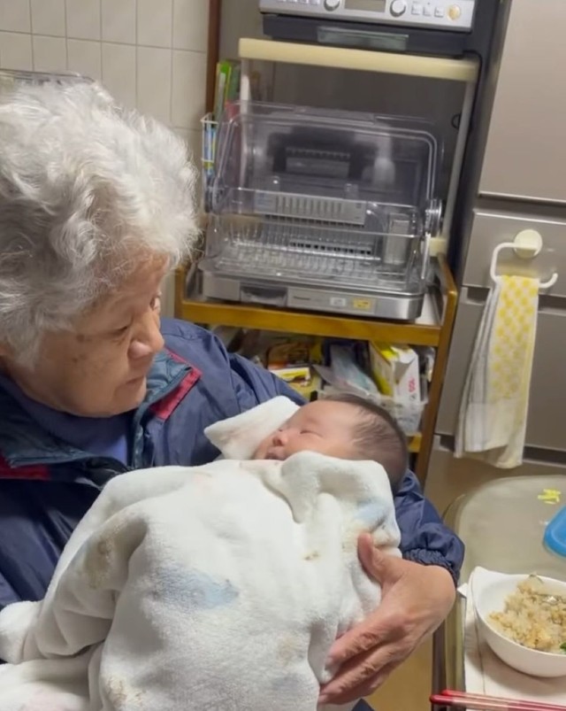3人目のひ孫と初対面を果たした祖母／Saechanさん（@saeccchan）提供