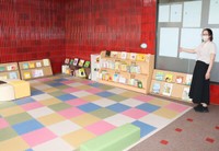 好評の託児サービスが行われる談話室（大津市・滋賀県立図書館）
