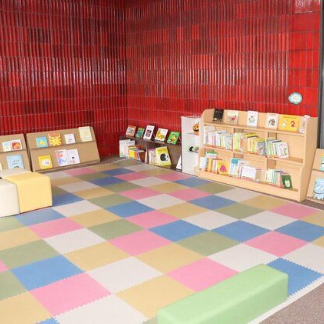 好評の託児サービスが行われる談話室（大津市・滋賀県立図書館）