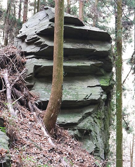 板石塔婆石材採掘遺跡（埼玉県長瀞町）［撮影: 斎木 勝］