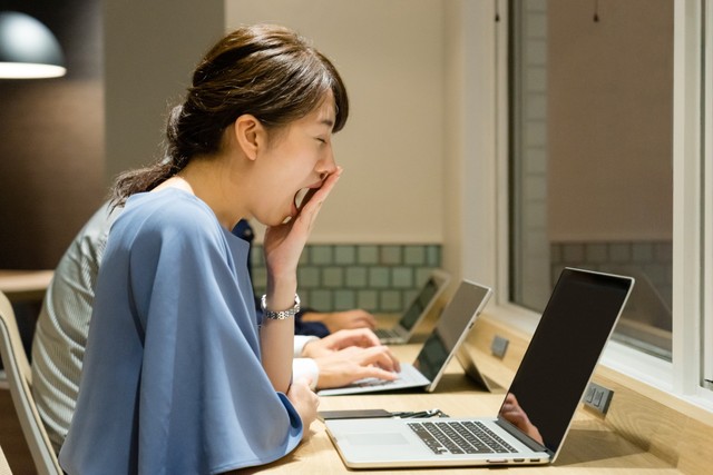 20代正社員約7割が「残業月20時間」を超えると“働きすぎ”と実感　※画像はイメージです（chachamal/stock.adobe.com）